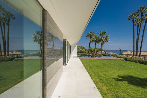 villa in Cannes : Rent superb modern villa with swimming pool, cinema room, gym, hammam and sea view in Cannes - Photo 71