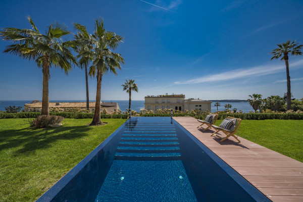 villa in Cannes : Rent superb modern villa with swimming pool, cinema room, gym, hammam and sea view in Cannes - Photo 53