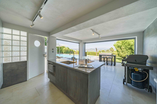villa in Cap d'Antibes : Rent 7 bedroom villa in the heart of Cap d'Antibes with sea views, close to the with easy access into Cannes - Photo 41