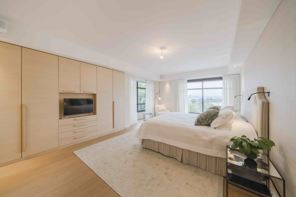 villa in Cap d'Antibes : Rent 7 bedroom villa in the heart of Cap d'Antibes with sea views, close to the with easy access into Cannes - Photo 19