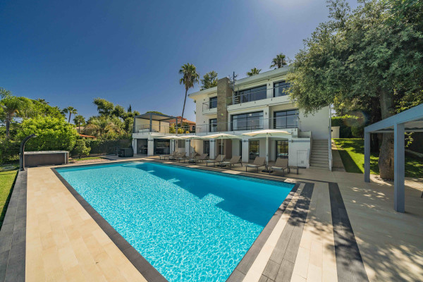 villa in Cap d'Antibes : Rent 7 bedroom villa in the heart of Cap d'Antibes with sea views, close to the with easy access into Cannes - Photo 4
