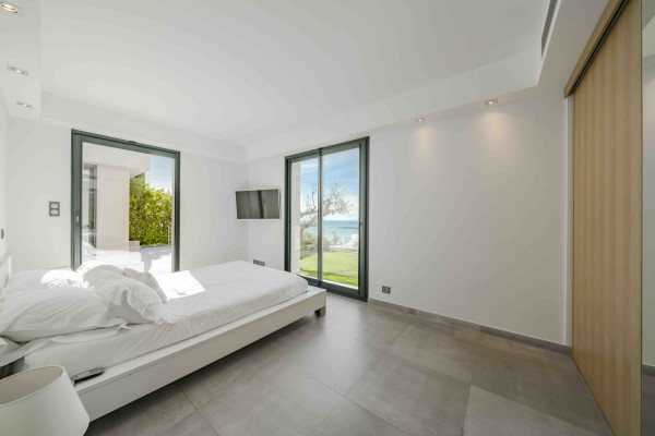 villa in Cannes : Rent Gorgeous 4 bedroom, modern villa in the hills of Cannes with wonderful sea views, stunning interiors and easy access into Cannes - Photo 11