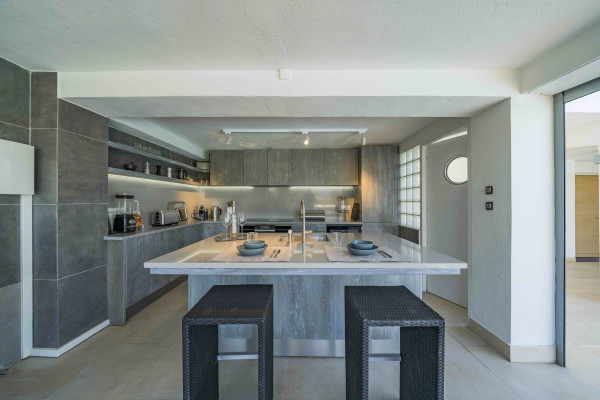 villa in Cap d'Antibes : Rent 7 bedroom villa in the heart of Cap d'Antibes with sea views, close to the with easy access into Cannes - Photo 42