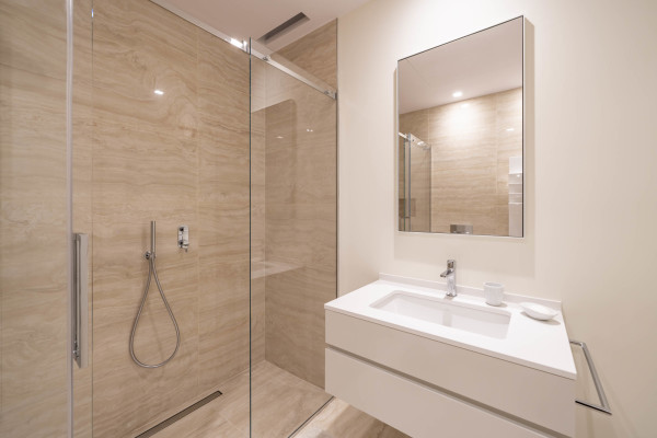 villa in Cannes : Rent superb modern villa with swimming pool, cinema room, gym, hammam and sea view in Cannes - Photo 48