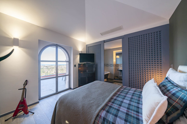 villa in Cannes : Rent Stunning 9 bedroom mansion in the hills of Cannes with incredible sea views, swimming pool and spacious gardens - Photo 39