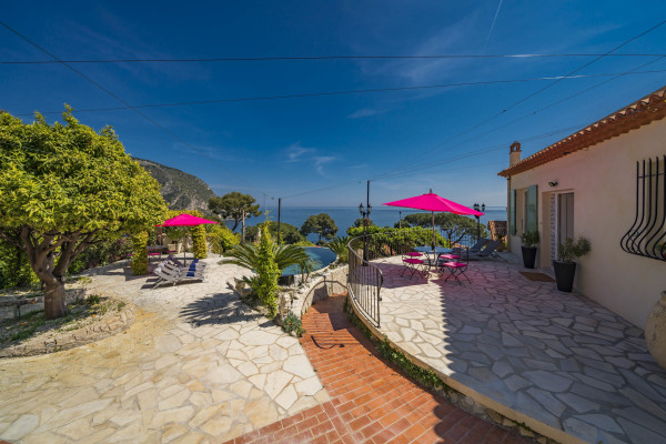 villa in Èze : Rent beautiful 4 bedroom 4 bathroom villa located in Eze, only a short walk from the beach - Photo 0