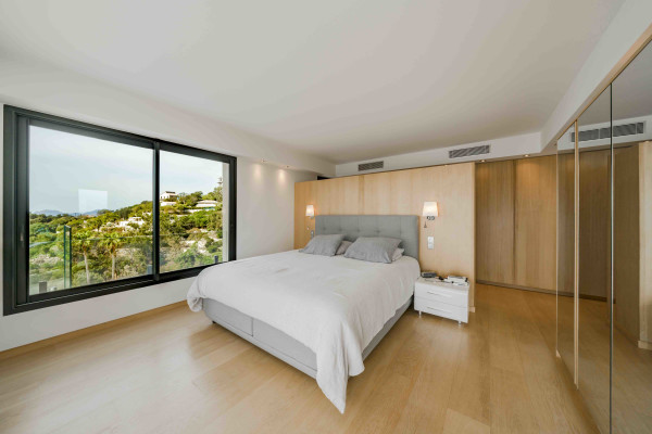 villa in Cannes : Rent Gorgeous 4 bedroom, modern villa in the hills of Cannes with wonderful sea views, stunning interiors and easy access into Cannes - Photo 10