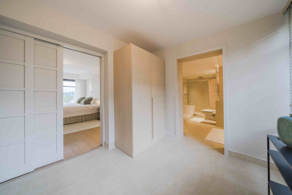villa in Cap d'Antibes : Rent 7 bedroom villa in the heart of Cap d'Antibes with sea views, close to the with easy access into Cannes - Photo 22