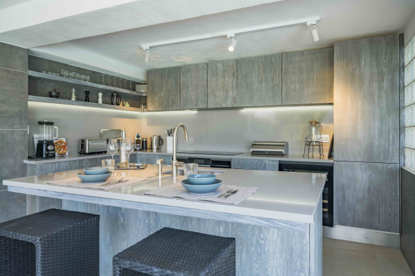 villa in Cap d'Antibes : Rent 7 bedroom villa in the heart of Cap d'Antibes with sea views, close to the with easy access into Cannes - Photo 43