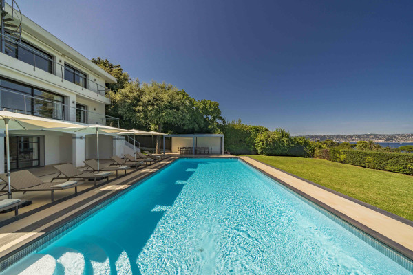 villa in Cap d'Antibes : Rent 7 bedroom villa in the heart of Cap d'Antibes with sea views, close to the with easy access into Cannes - Photo 1