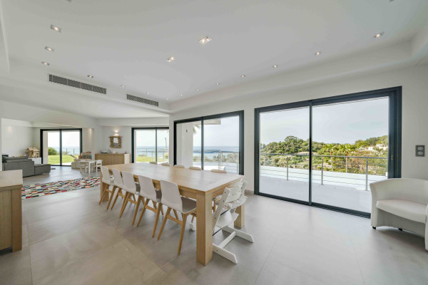 villa in Cannes : Rent Gorgeous 4 bedroom, modern villa in the hills of Cannes with wonderful sea views, stunning interiors and easy access into Cannes - Photo 16