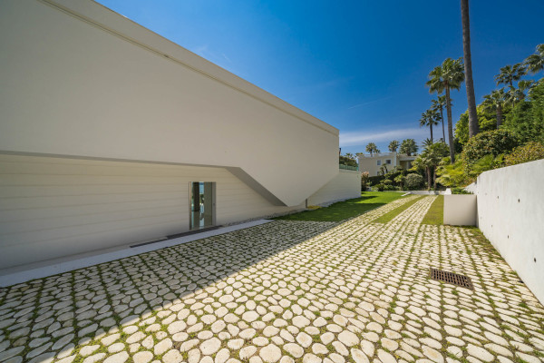 villa in Cannes : Rent superb modern villa with swimming pool, cinema room, gym, hammam and sea view in Cannes - Photo 69
