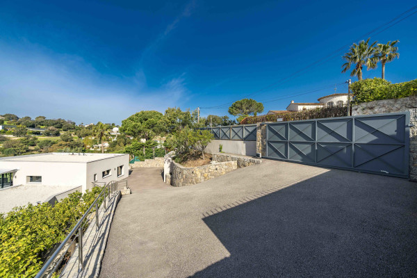 villa in Cannes : Rent Gorgeous 4 bedroom, modern villa in the hills of Cannes with wonderful sea views, stunning interiors and easy access into Cannes - Photo 25