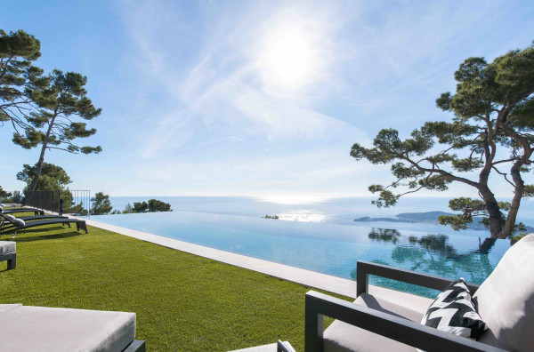villa in Èze : Rent stunning newly built villa in Eze which offers an exceptional Seaview of the French Riviera - Photo 61