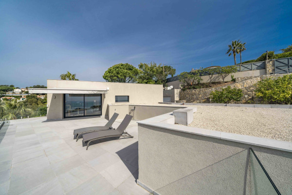 villa in Cannes : Rent Gorgeous 4 bedroom, modern villa in the hills of Cannes with wonderful sea views, stunning interiors and easy access into Cannes - Photo 12