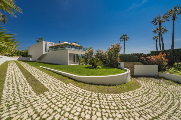 villa in Cannes : Rent superb modern villa with swimming pool, cinema room, gym, hammam and sea view in Cannes - Photo 67