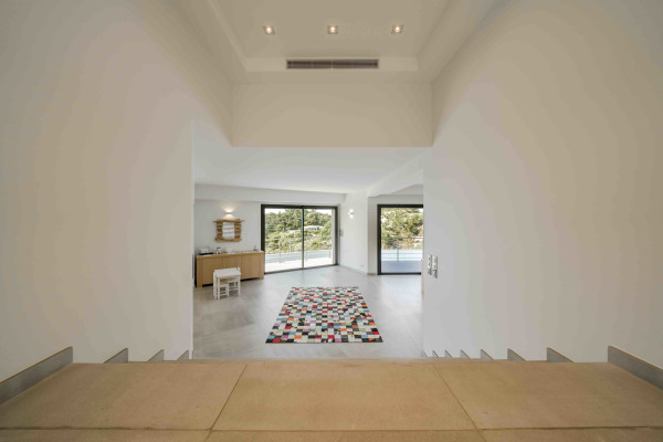 villa in Cannes : Rent Gorgeous 4 bedroom, modern villa in the hills of Cannes with wonderful sea views, stunning interiors and easy access into Cannes - Photo 6