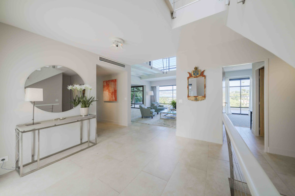 villa in Cap d'Antibes : Rent 7 bedroom villa in the heart of Cap d'Antibes with sea views, close to the with easy access into Cannes - Photo 17