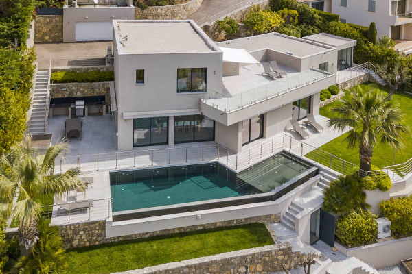 villa in Cannes : Rent Gorgeous 4 bedroom, modern villa in the hills of Cannes with wonderful sea views, stunning interiors and easy access into Cannes - Photo 31