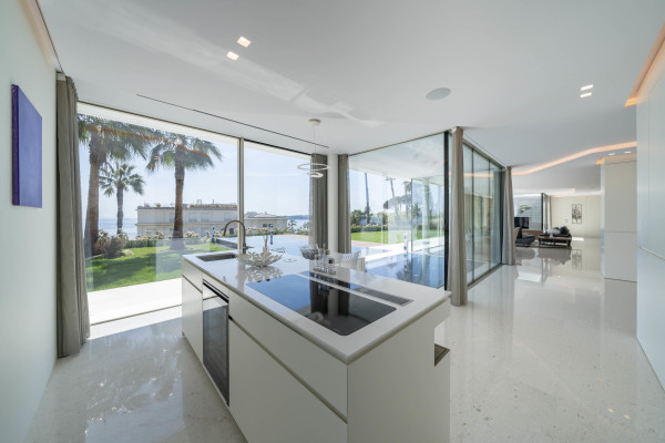 villa in Cannes : Rent superb modern villa with swimming pool, cinema room, gym, hammam and sea view in Cannes - Photo 12