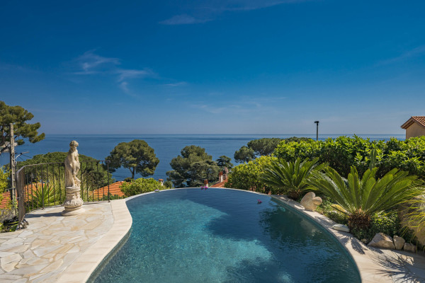 villa in Èze : Rent beautiful 4 bedroom 4 bathroom villa located in Eze, only a short walk from the beach - Photo 1
