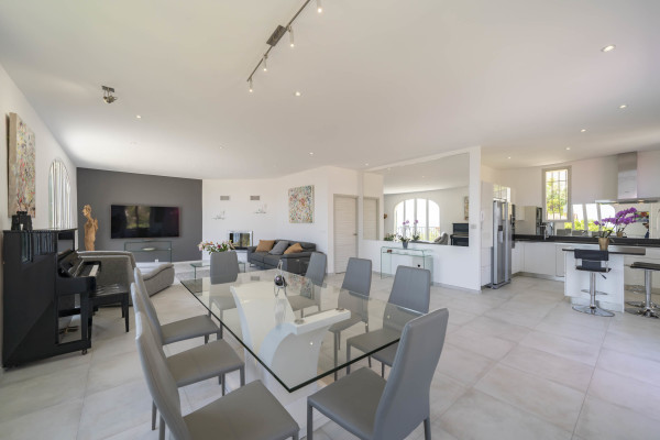 villa in Èze : Rent beautiful 4 bedroom 4 bathroom villa located in Eze, only a short walk from the beach - Photo 4