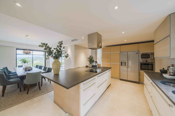 villa in Cap d'Antibes : Rent 7 bedroom villa in the heart of Cap d'Antibes with sea views, close to the with easy access into Cannes - Photo 14