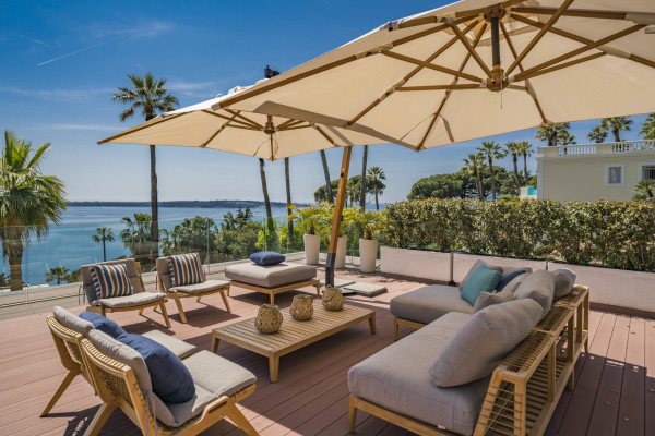villa in Cannes : Rent superb modern villa with swimming pool, cinema room, gym, hammam and sea view in Cannes - Photo 31