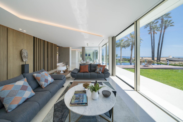 villa in Cannes : Rent superb modern villa with swimming pool, cinema room, gym, hammam and sea view in Cannes - Photo 11
