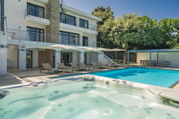 villa in Cap d'Antibes : Rent 7 bedroom villa in the heart of Cap d'Antibes with sea views, close to the with easy access into Cannes - Photo 38