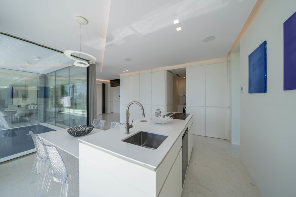 villa in Cannes : Rent superb modern villa with swimming pool, cinema room, gym, hammam and sea view in Cannes - Photo 13