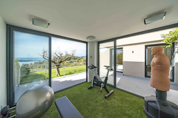 villa in Cannes : Rent Gorgeous 4 bedroom, modern villa in the hills of Cannes with wonderful sea views, stunning interiors and easy access into Cannes - Photo 28
