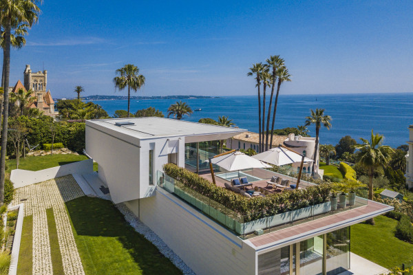 villa in Cannes : Rent superb modern villa with swimming pool, cinema room, gym, hammam and sea view in Cannes - Photo 59