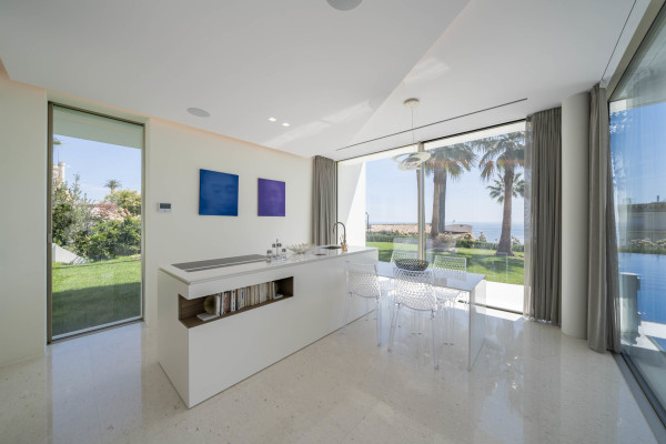 villa in Cannes : Rent superb modern villa with swimming pool, cinema room, gym, hammam and sea view in Cannes - Photo 14
