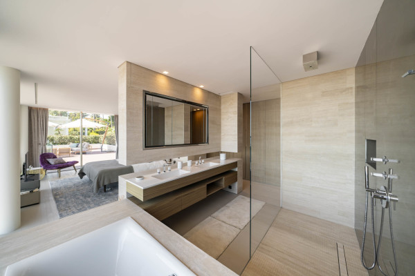 villa in Cannes : Rent superb modern villa with swimming pool, cinema room, gym, hammam and sea view in Cannes - Photo 28