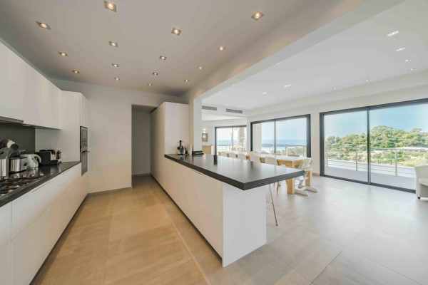 villa in Cannes : Rent Gorgeous 4 bedroom, modern villa in the hills of Cannes with wonderful sea views, stunning interiors and easy access into Cannes - Photo 17