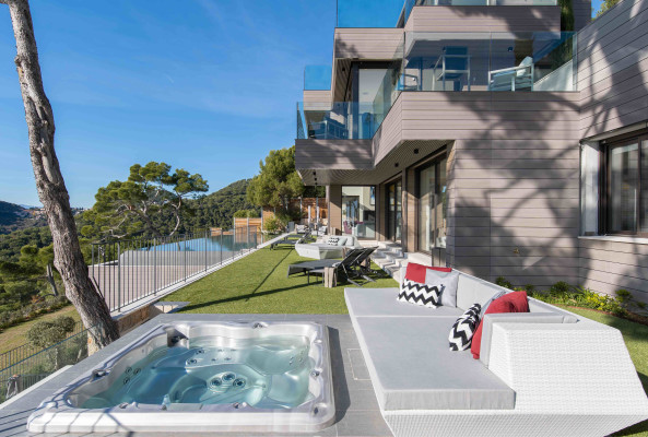 villa in Èze : Rent stunning newly built villa in Eze which offers an exceptional Seaview of the French Riviera - Photo 10