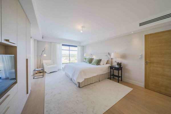 villa in Cap d'Antibes : Rent 7 bedroom villa in the heart of Cap d'Antibes with sea views, close to the with easy access into Cannes - Photo 20