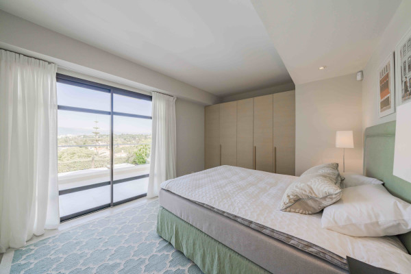 villa in Cap d'Antibes : Rent 7 bedroom villa in the heart of Cap d'Antibes with sea views, close to the with easy access into Cannes - Photo 25