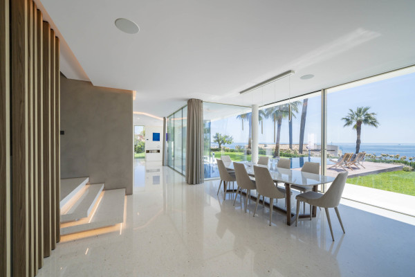 villa in Cannes : Rent superb modern villa with swimming pool, cinema room, gym, hammam and sea view in Cannes - Photo 5
