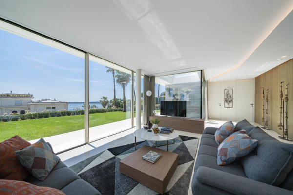 villa in Cannes : Rent superb modern villa with swimming pool, cinema room, gym, hammam and sea view in Cannes - Photo 9