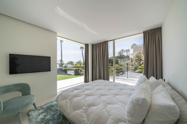 villa in Cannes : Rent superb modern villa with swimming pool, cinema room, gym, hammam and sea view in Cannes - Photo 49