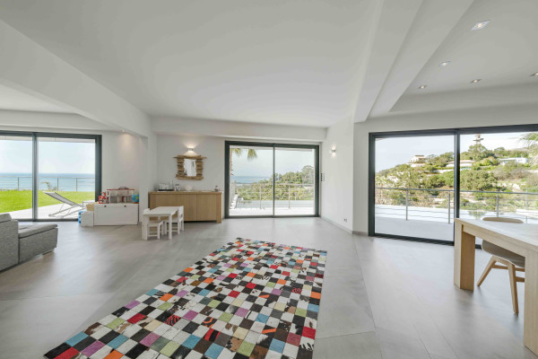 villa in Cannes : Rent Gorgeous 4 bedroom, modern villa in the hills of Cannes with wonderful sea views, stunning interiors and easy access into Cannes - Photo 20