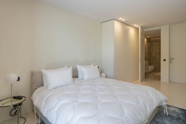 villa in Cannes : Rent superb modern villa with swimming pool, cinema room, gym, hammam and sea view in Cannes - Photo 46