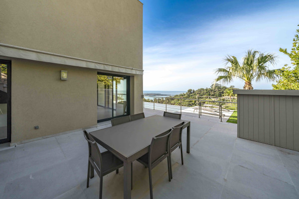 villa in Cannes : Rent Gorgeous 4 bedroom, modern villa in the hills of Cannes with wonderful sea views, stunning interiors and easy access into Cannes - Photo 30