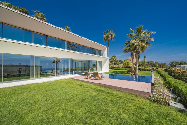 villa in Cannes : Rent superb modern villa with swimming pool, cinema room, gym, hammam and sea view in Cannes - Photo 68