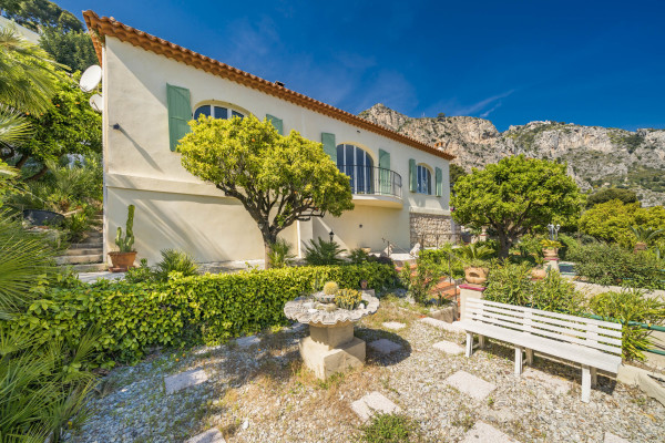 villa in Èze : Rent beautiful 4 bedroom 4 bathroom villa located in Eze, only a short walk from the beach - Photo 16