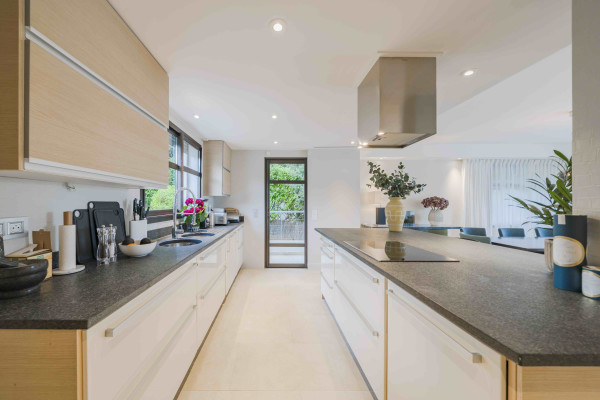 villa in Cap d'Antibes : Rent 7 bedroom villa in the heart of Cap d'Antibes with sea views, close to the with easy access into Cannes - Photo 15