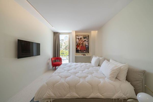 villa in Cannes : Rent superb modern villa with swimming pool, cinema room, gym, hammam and sea view in Cannes - Photo 45