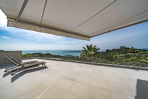 villa in Cannes : Rent Gorgeous 4 bedroom, modern villa in the hills of Cannes with wonderful sea views, stunning interiors and easy access into Cannes - Photo 21